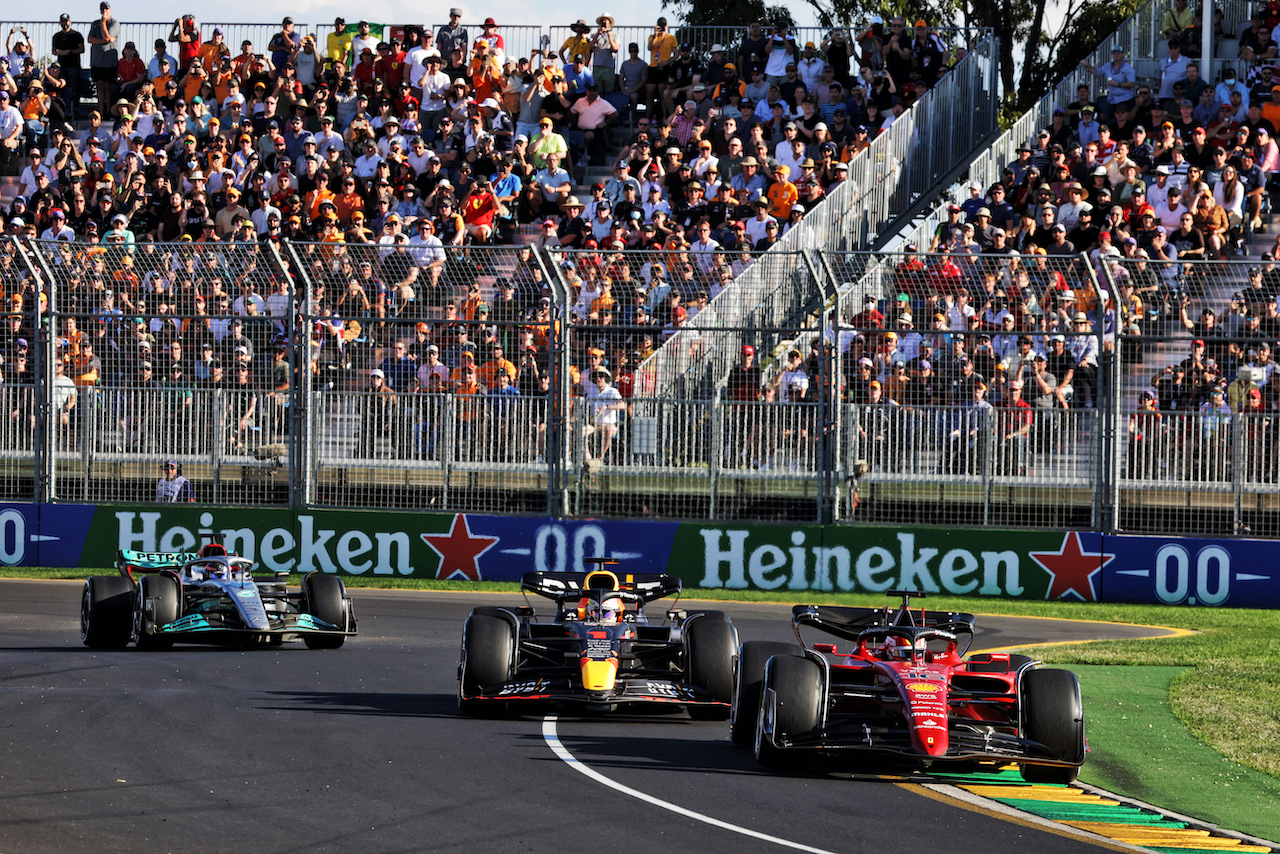 GP AUSTRALIA, Charles Leclerc (MON) Ferrari F1-75 e Max Verstappen (NLD) Red Bull Racing RB18 battle for the lead of the race.
10.04.2022. Formula 1 World Championship, Rd 3, Australian Grand Prix, Albert Park, Melbourne, Australia, Gara Day.
- www.xpbimages.com, EMail: requests@xpbimages.com © Copyright: Bearne / XPB Images
