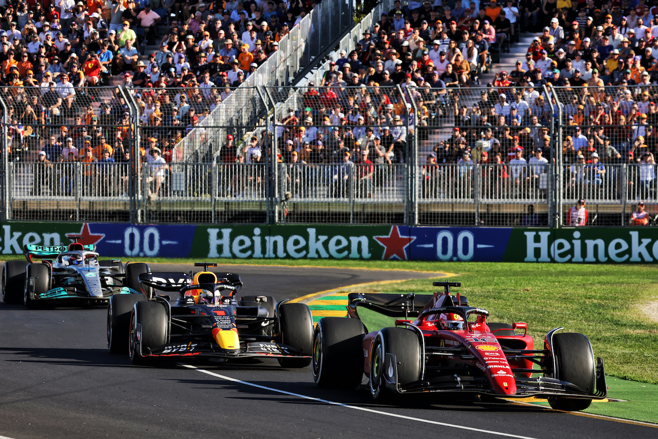 GP AUSTRALIA, Charles Leclerc (MON) Ferrari F1-75 e Max Verstappen (NLD) Red Bull Racing RB18 battle for the lead of the race.
10.04.2022. Formula 1 World Championship, Rd 3, Australian Grand Prix, Albert Park, Melbourne, Australia, Gara Day.
- www.xpbimages.com, EMail: requests@xpbimages.com © Copyright: Bearne / XPB Images