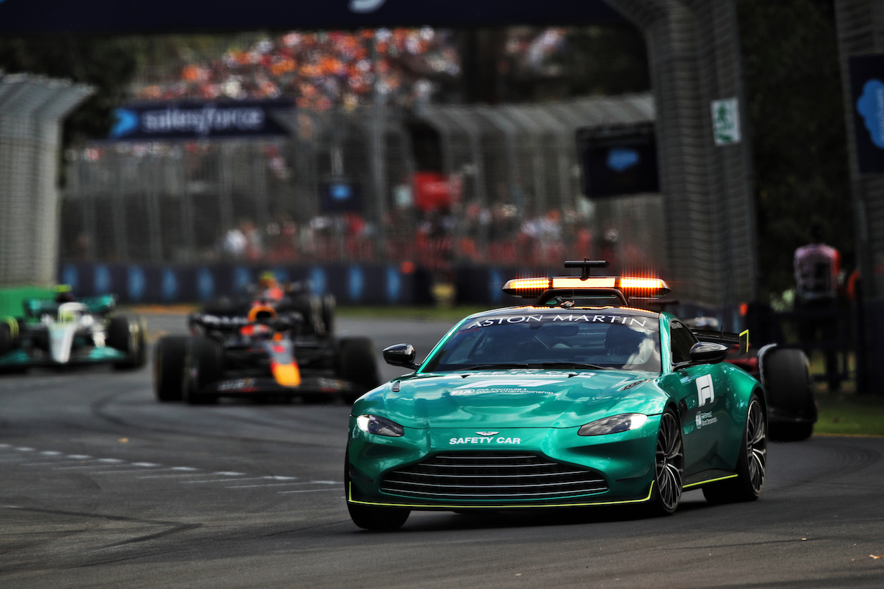 GP AUSTRALIA, Charles Leclerc (MON) Ferrari F1-75 davanti a behind the Aston Martin FIA Safety Car.
10.04.2022. Formula 1 World Championship, Rd 3, Australian Grand Prix, Albert Park, Melbourne, Australia, Gara Day.
 - www.xpbimages.com, EMail: requests@xpbimages.com © Copyright: Coates / XPB Images