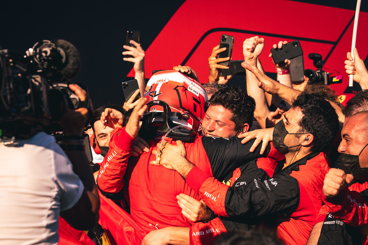 GP AUSTRALIA, Gara winner Charles Leclerc (MON) Ferrari celebrates with the team in parc ferme.
10.04.2022. Formula 1 World Championship, Rd 3, Australian Grand Prix, Albert Park, Melbourne, Australia, Gara Day.
- www.xpbimages.com, EMail: requests@xpbimages.com © Copyright: Bearne / XPB Images