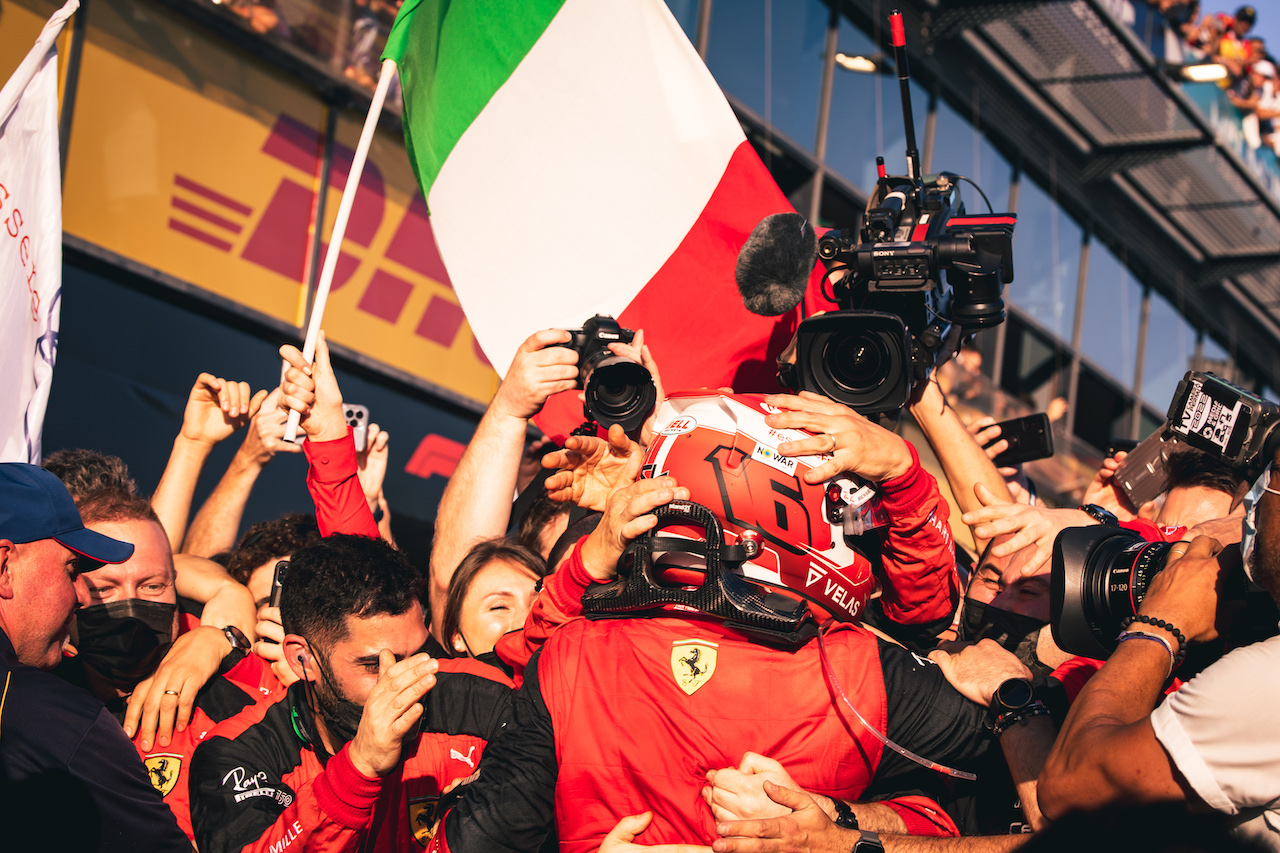 GP AUSTRALIA, Gara winner Charles Leclerc (MON) Ferrari celebrates with the team in parc ferme.
10.04.2022. Formula 1 World Championship, Rd 3, Australian Grand Prix, Albert Park, Melbourne, Australia, Gara Day.
- www.xpbimages.com, EMail: requests@xpbimages.com © Copyright: Bearne / XPB Images