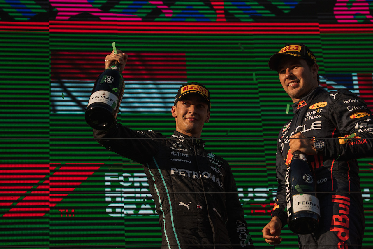 GP AUSTRALIA, (L to R): George Russell (GBR) Mercedes AMG F1 celebrates his third position on the podium with second placed Sergio Perez (MEX) Red Bull Racing.
10.04.2022. Formula 1 World Championship, Rd 3, Australian Grand Prix, Albert Park, Melbourne, Australia, Gara Day.
- www.xpbimages.com, EMail: requests@xpbimages.com © Copyright: Bearne / XPB Images