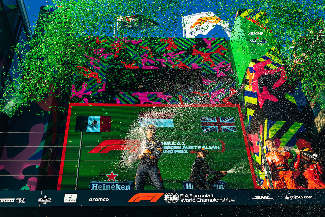 GP AUSTRALIA, (L to R): second placed Sergio Perez (MEX) Red Bull Racing; third placed George Russell (GBR) Mercedes AMG F1, e vincitore Charles Leclerc (MON) Ferrari, celebrate with the champagne on the podium.
10.04.2022. Formula 1 World Championship, Rd 3, Australian Grand Prix, Albert Park, Melbourne, Australia, Gara Day.
- www.xpbimages.com, EMail: requests@xpbimages.com © Copyright: Bearne / XPB Images