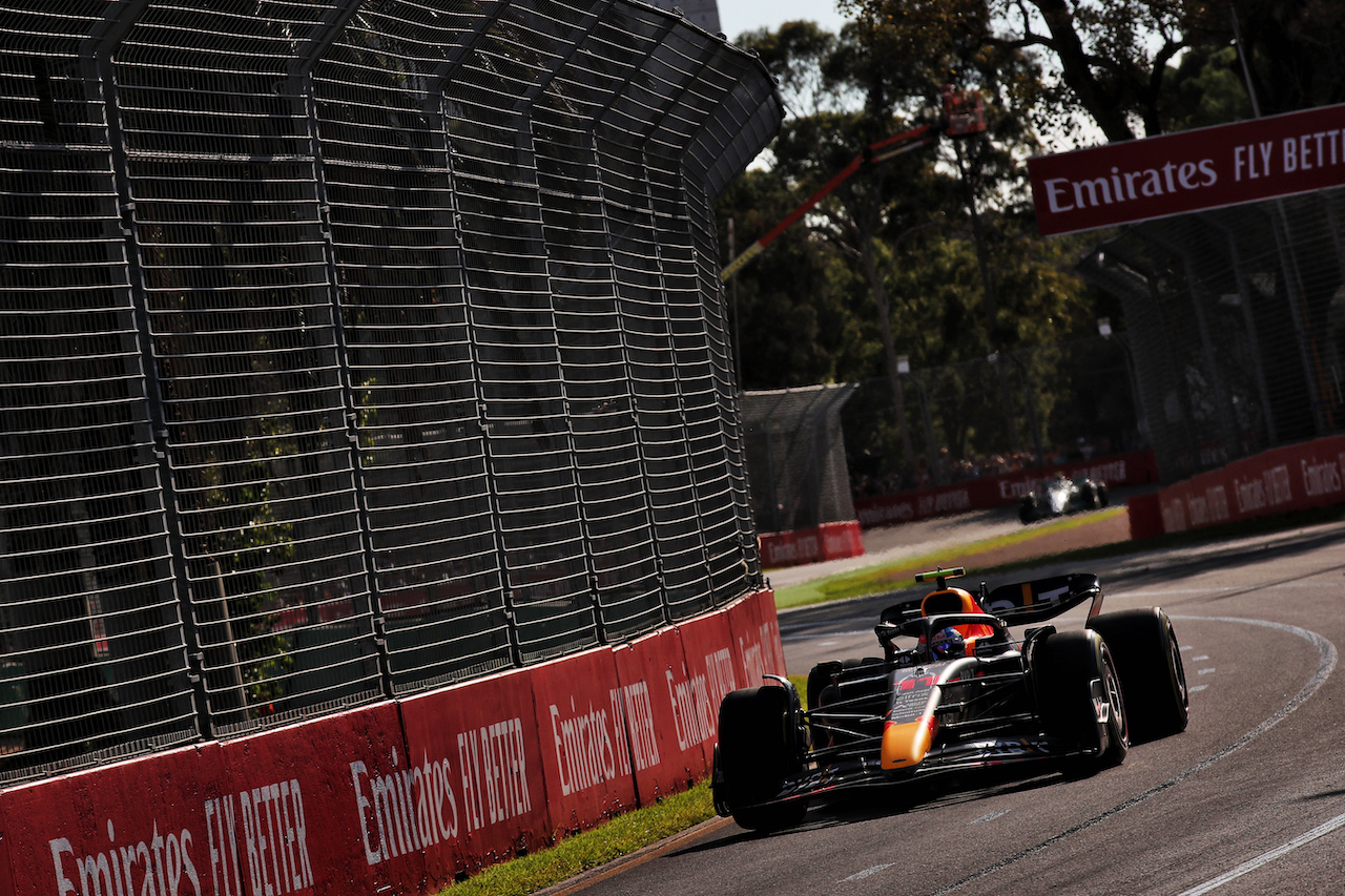 GP AUSTRALIA, Sergio Perez (MEX) Red Bull Racing RB18.
10.04.2022. Formula 1 World Championship, Rd 3, Australian Grand Prix, Albert Park, Melbourne, Australia, Gara Day.
 - www.xpbimages.com, EMail: requests@xpbimages.com © Copyright: Coates / XPB Images