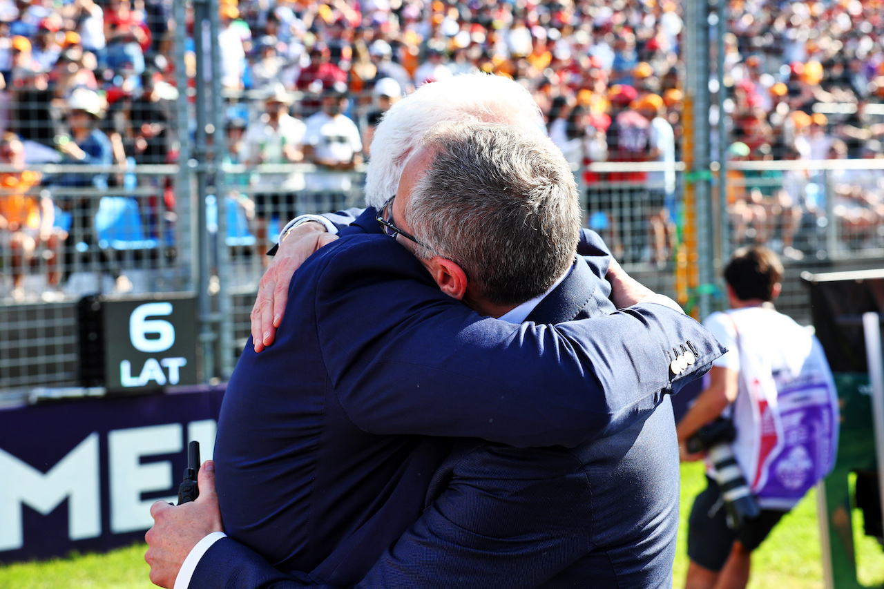 GP AUSTRALIA, (L to R): Lawrence Stroll (CDN) Aston Martin F1 Team Investor e Stefano Domenicali (ITA) Formula One President e CEO on the grid.
10.04.2022. Formula 1 World Championship, Rd 3, Australian Grand Prix, Albert Park, Melbourne, Australia, Gara Day.
- www.xpbimages.com, EMail: requests@xpbimages.com © Copyright: Batchelor / XPB Images