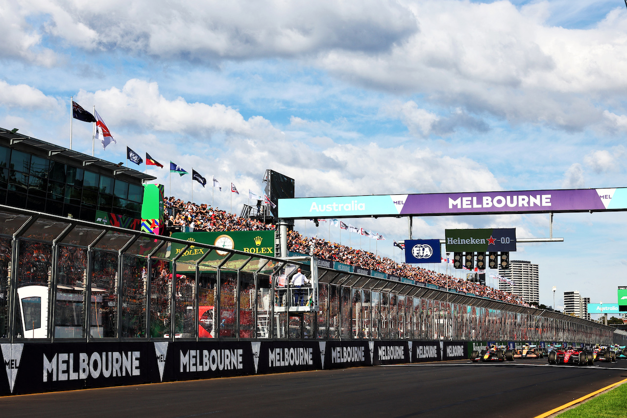 GP AUSTRALIA, Charles Leclerc (MON) Ferrari F1-75 e Max Verstappen (NLD) Red Bull Racing RB18 at the partenza of the race.
10.04.2022. Formula 1 World Championship, Rd 3, Australian Grand Prix, Albert Park, Melbourne, Australia, Gara Day.
- www.xpbimages.com, EMail: requests@xpbimages.com © Copyright: Batchelor / XPB Images