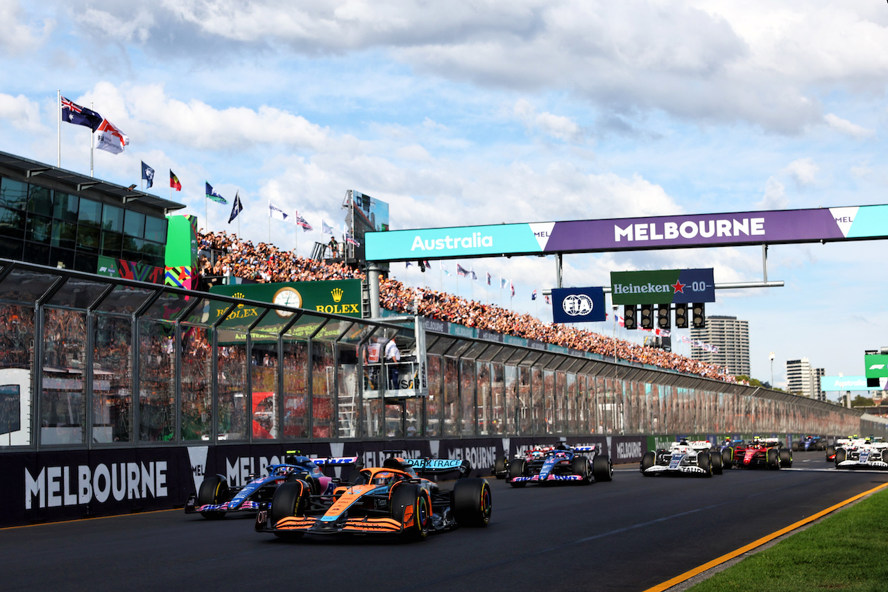 GP AUSTRALIA, Daniel Ricciardo (AUS) McLaren MCL36 at the partenza of the race.
10.04.2022. Formula 1 World Championship, Rd 3, Australian Grand Prix, Albert Park, Melbourne, Australia, Gara Day.
- www.xpbimages.com, EMail: requests@xpbimages.com © Copyright: Batchelor / XPB Images