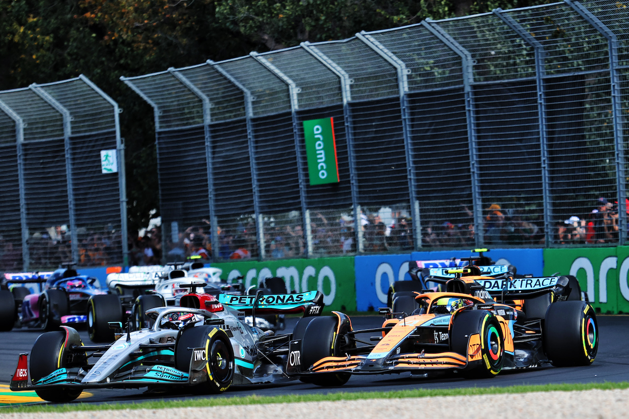 GP AUSTRALIA, George Russell (GBR) Mercedes AMG F1 W13 e Lando Norris (GBR) McLaren MCL36 at the partenza of the race.
10.04.2022. Formula 1 World Championship, Rd 3, Australian Grand Prix, Albert Park, Melbourne, Australia, Gara Day.
- www.xpbimages.com, EMail: requests@xpbimages.com © Copyright: Charniaux / XPB Images