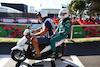 GP AUSTRALIA, Sebastian Vettel (GER) Aston Martin F1 Team AMR22 gets a lift back to the pits. 
10.04.2022. Formula 1 World Championship, Rd 3, Australian Grand Prix, Albert Park, Melbourne, Australia, Gara Day.
- www.xpbimages.com, EMail: requests@xpbimages.com ¬© Copyright: Batchelor / XPB Images
