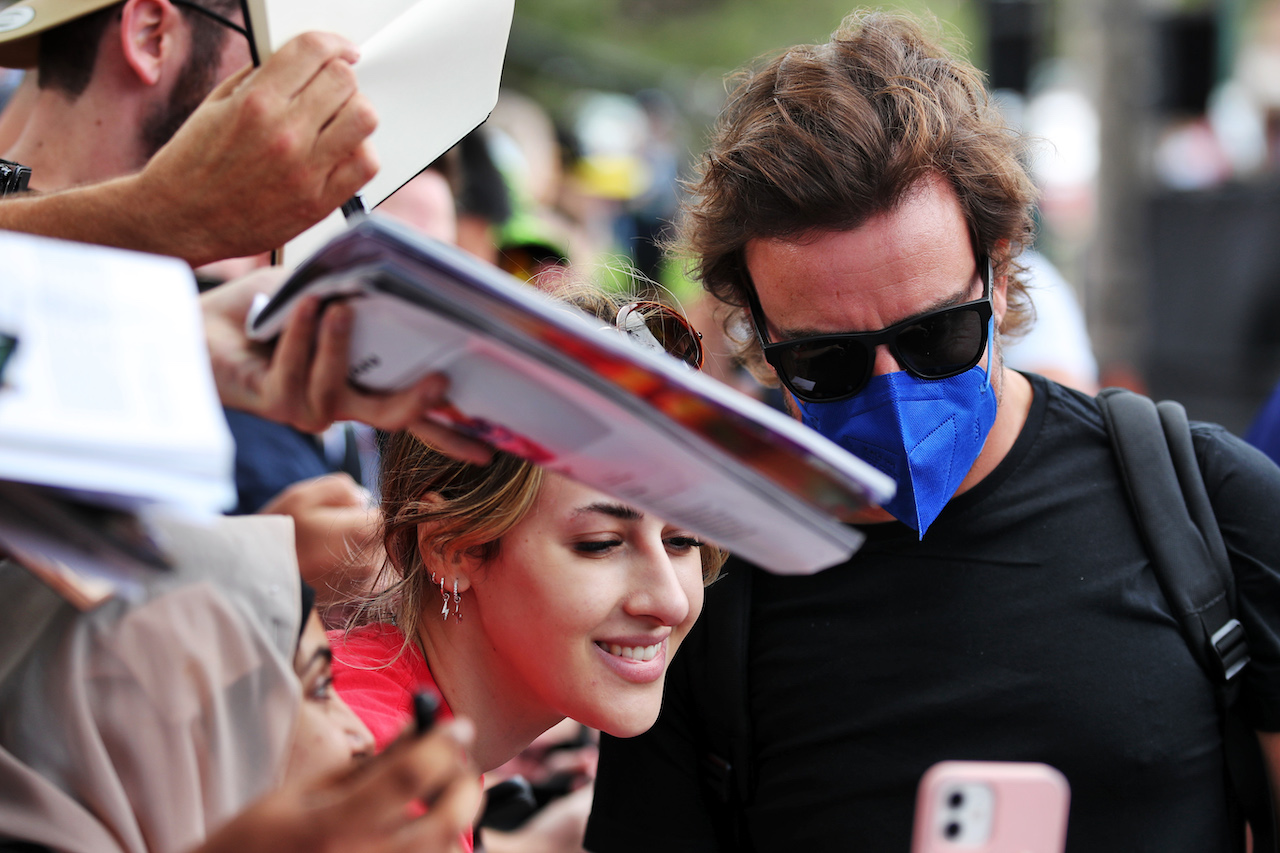 GP AUSTRALIA, Fernando Alonso (ESP) Alpine F1 Team with fans.
07.04.2022. Formula 1 World Championship, Rd 3, Australian Grand Prix, Albert Park, Melbourne, Australia, Preparation Day.
 - www.xpbimages.com, EMail: requests@xpbimages.com © Copyright: Coates / XPB Images