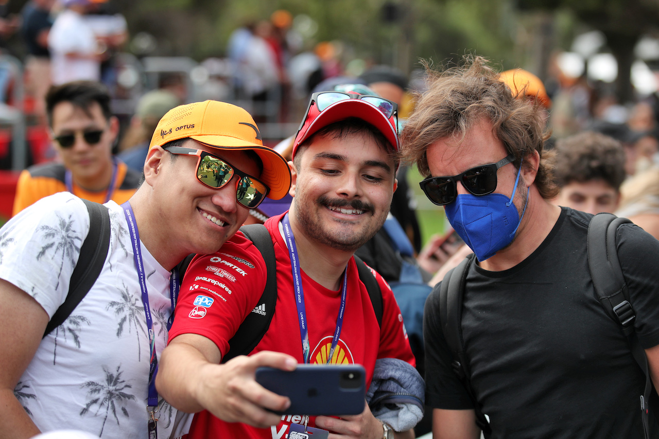 GP AUSTRALIA, Fernando Alonso (ESP) Alpine F1 Team with fans.
07.04.2022. Formula 1 World Championship, Rd 3, Australian Grand Prix, Albert Park, Melbourne, Australia, Preparation Day.
 - www.xpbimages.com, EMail: requests@xpbimages.com © Copyright: Coates / XPB Images