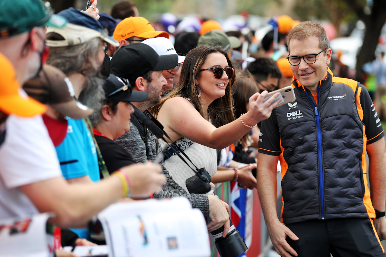 GP AUSTRALIA, Andreas Seidl, McLaren Managing Director with fans.
07.04.2022. Formula 1 World Championship, Rd 3, Australian Grand Prix, Albert Park, Melbourne, Australia, Preparation Day.
 - www.xpbimages.com, EMail: requests@xpbimages.com © Copyright: Coates / XPB Images