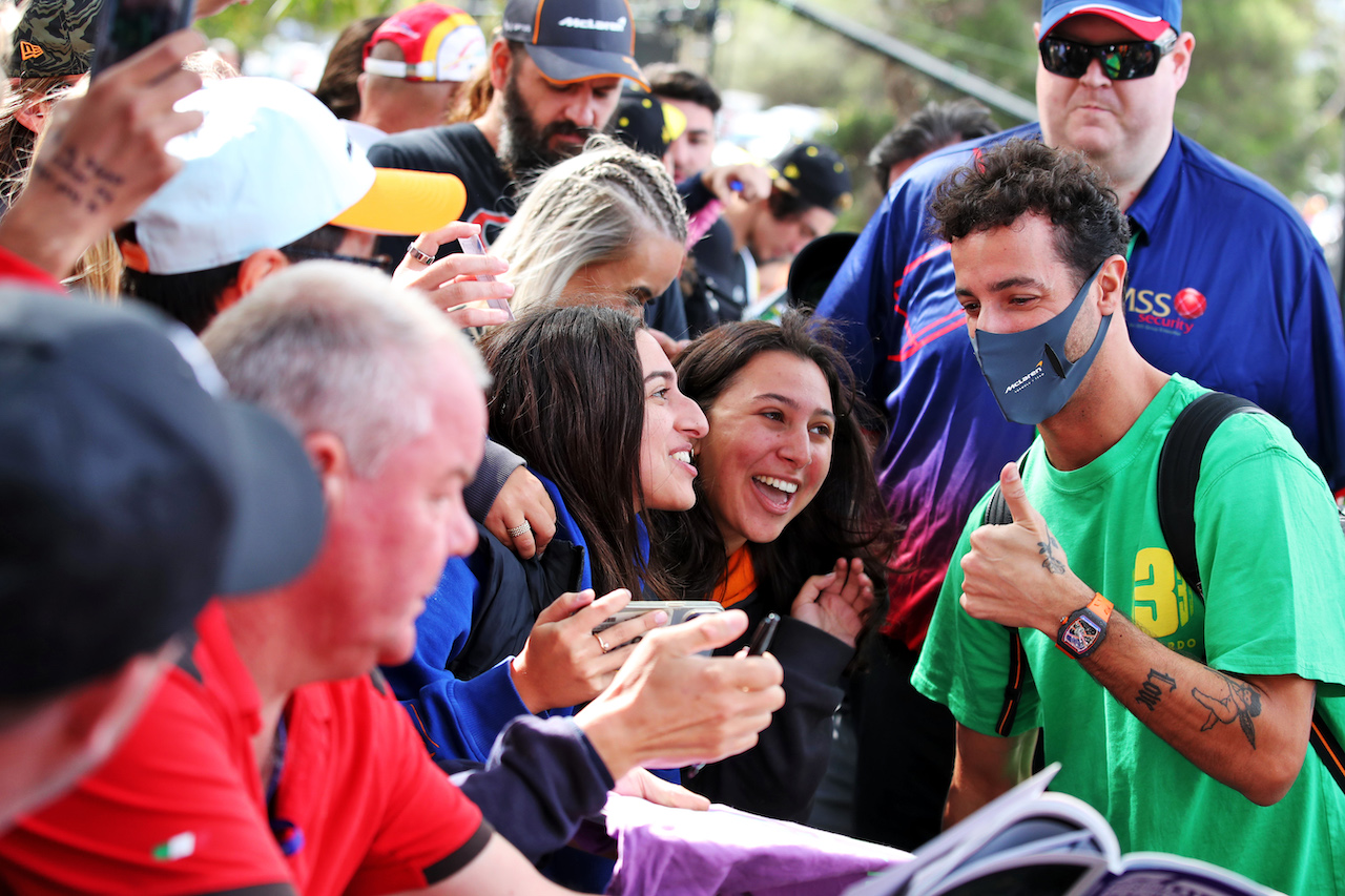 GP AUSTRALIA, Daniel Ricciardo (AUS) McLaren with fans.
07.04.2022. Formula 1 World Championship, Rd 3, Australian Grand Prix, Albert Park, Melbourne, Australia, Preparation Day.
 - www.xpbimages.com, EMail: requests@xpbimages.com © Copyright: Coates / XPB Images