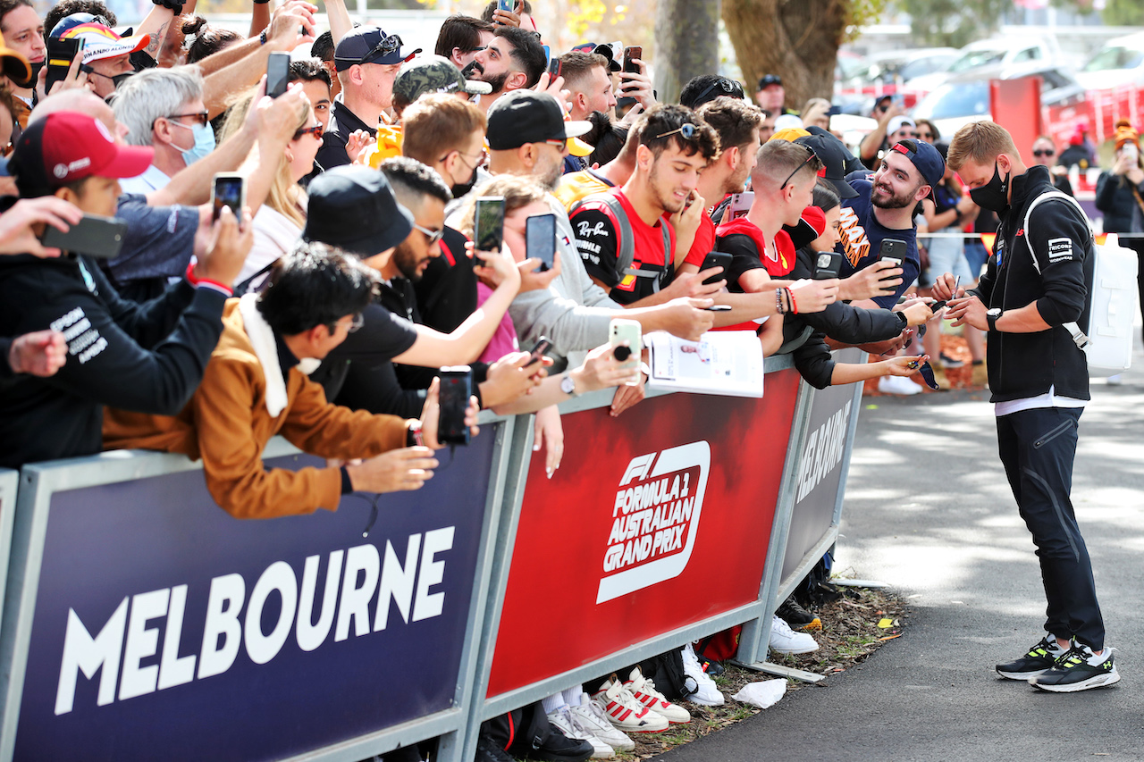 GP AUSTRALIA, Mick Schumacher (GER) Haas F1 Team signs autographs for the fans.
07.04.2022. Formula 1 World Championship, Rd 3, Australian Grand Prix, Albert Park, Melbourne, Australia, Preparation Day.
 - www.xpbimages.com, EMail: requests@xpbimages.com © Copyright: Coates / XPB Images