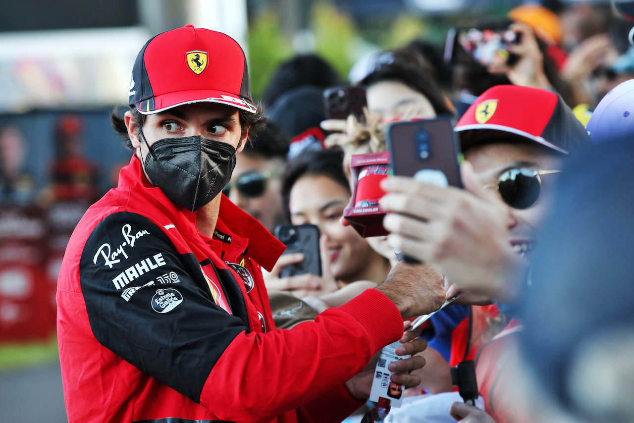 GP AUSTRALIA, Carlos Sainz Jr (ESP) Ferrari with fans.
07.04.2022. Formula 1 World Championship, Rd 3, Australian Grand Prix, Albert Park, Melbourne, Australia, Preparation Day.
 - www.xpbimages.com, EMail: requests@xpbimages.com © Copyright: Coates / XPB Images