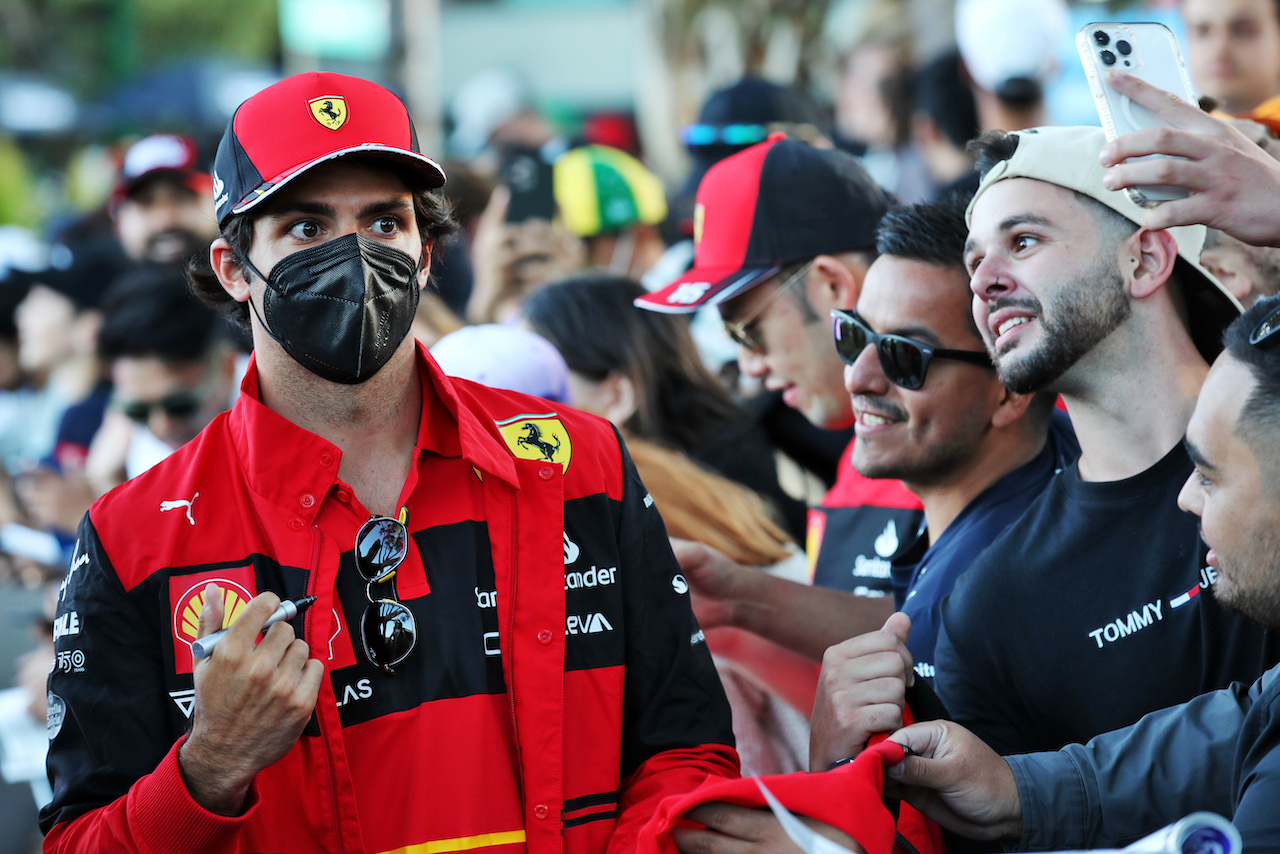 GP AUSTRALIA, Carlos Sainz Jr (ESP) Ferrari with fans.
07.04.2022. Formula 1 World Championship, Rd 3, Australian Grand Prix, Albert Park, Melbourne, Australia, Preparation Day.
 - www.xpbimages.com, EMail: requests@xpbimages.com © Copyright: Coates / XPB Images
