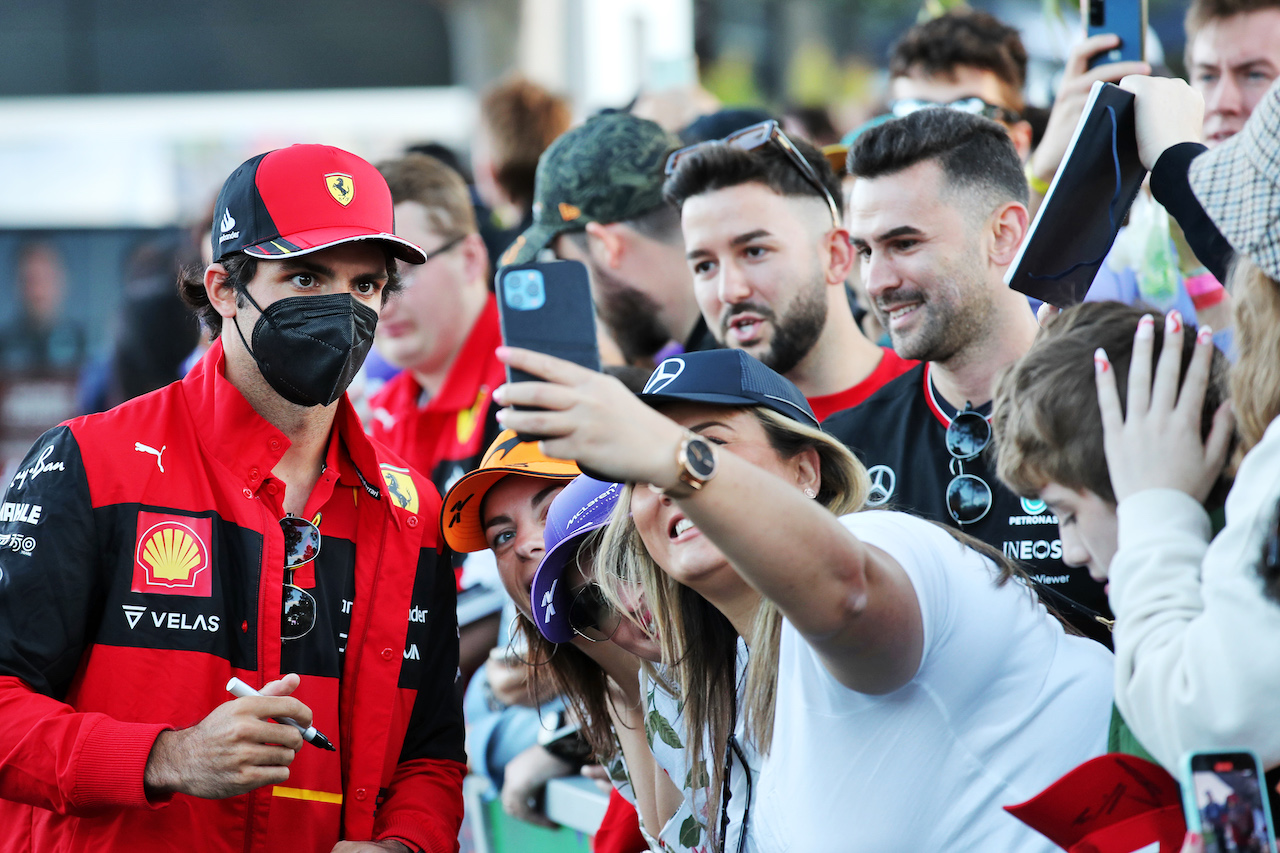 GP AUSTRALIA, Carlos Sainz Jr (ESP) Ferrari with fans.
07.04.2022. Formula 1 World Championship, Rd 3, Australian Grand Prix, Albert Park, Melbourne, Australia, Preparation Day.
 - www.xpbimages.com, EMail: requests@xpbimages.com © Copyright: Coates / XPB Images