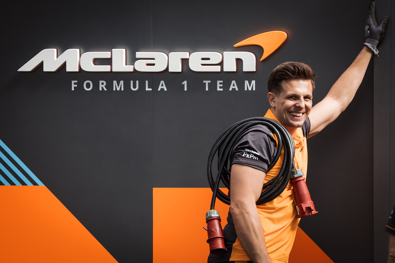 GP AUSTRALIA, McLaren meccanici.
07.04.2022. Formula 1 World Championship, Rd 3, Australian Grand Prix, Albert Park, Melbourne, Australia, Preparation Day.
- www.xpbimages.com, EMail: requests@xpbimages.com © Copyright: Bearne / XPB Images