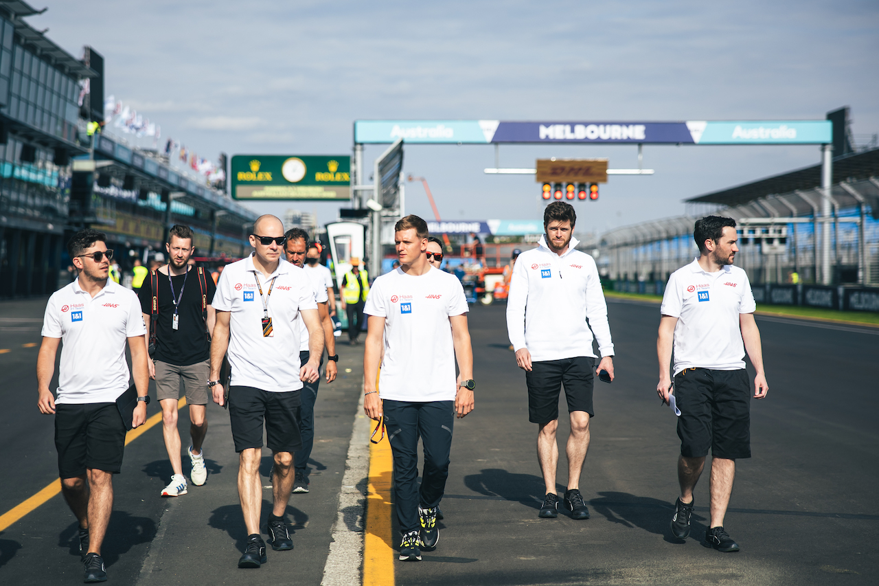 GP AUSTRALIA, Mick Schumacher (GER) Haas F1 Team walks the circuit with the team.
06.04.2022. Formula 1 World Championship, Rd 3, Australian Grand Prix, Albert Park, Melbourne, Australia, Preparation Day.
- www.xpbimages.com, EMail: requests@xpbimages.com © Copyright: Bearne / XPB Images