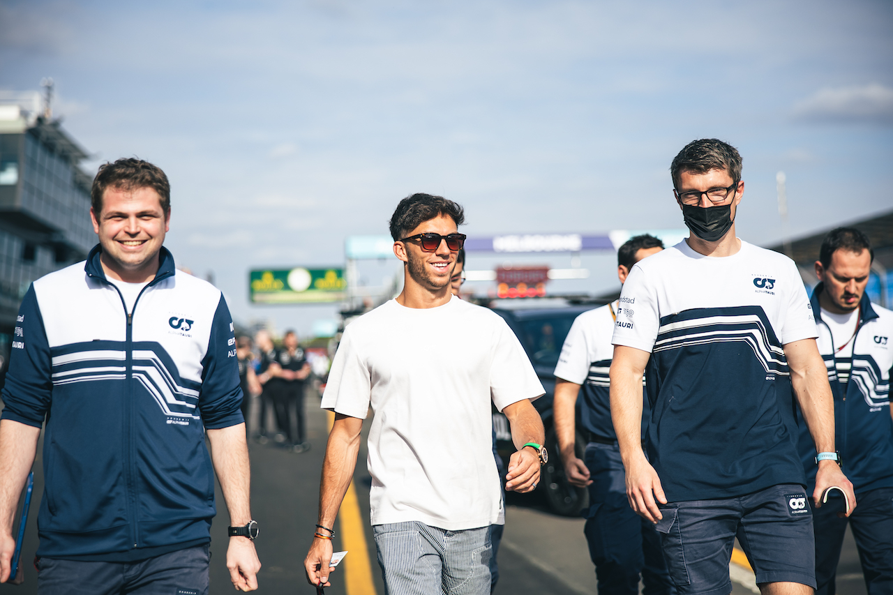 GP AUSTRALIA, Pierre Gasly (FRA) AlphaTauri walks the circuit with the team.
06.04.2022. Formula 1 World Championship, Rd 3, Australian Grand Prix, Albert Park, Melbourne, Australia, Preparation Day.
- www.xpbimages.com, EMail: requests@xpbimages.com © Copyright: Bearne / XPB Images