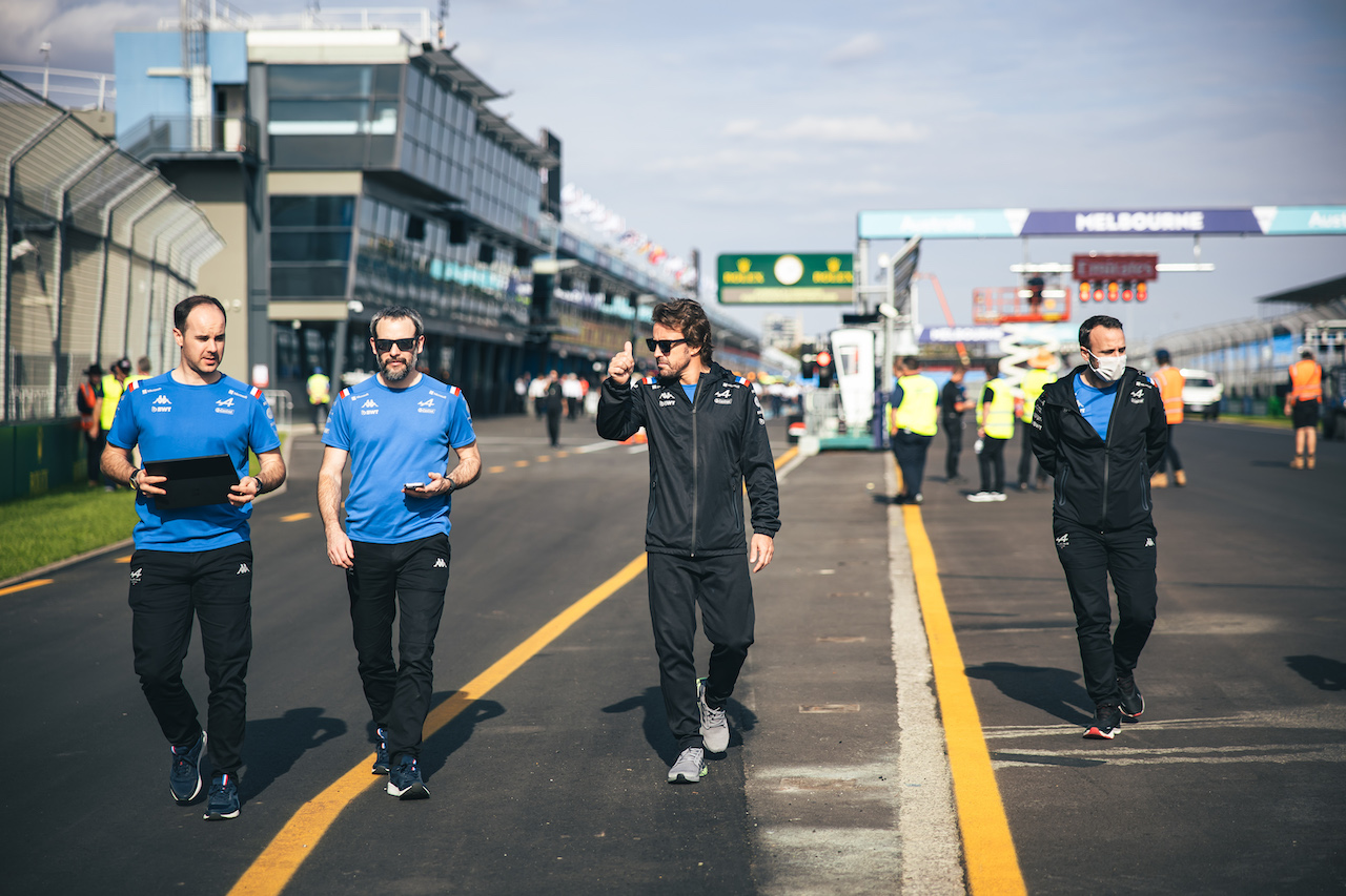 GP AUSTRALIA, Fernando Alonso (ESP) Alpine F1 Team walks the circuit with the team.
06.04.2022. Formula 1 World Championship, Rd 3, Australian Grand Prix, Albert Park, Melbourne, Australia, Preparation Day.
- www.xpbimages.com, EMail: requests@xpbimages.com © Copyright: Bearne / XPB Images