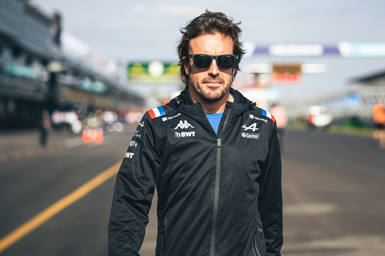 GP AUSTRALIA, Fernando Alonso (ESP) Alpine F1 Team walks the circuit.
06.04.2022. Formula 1 World Championship, Rd 3, Australian Grand Prix, Albert Park, Melbourne, Australia, Preparation Day.
- www.xpbimages.com, EMail: requests@xpbimages.com © Copyright: Bearne / XPB Images