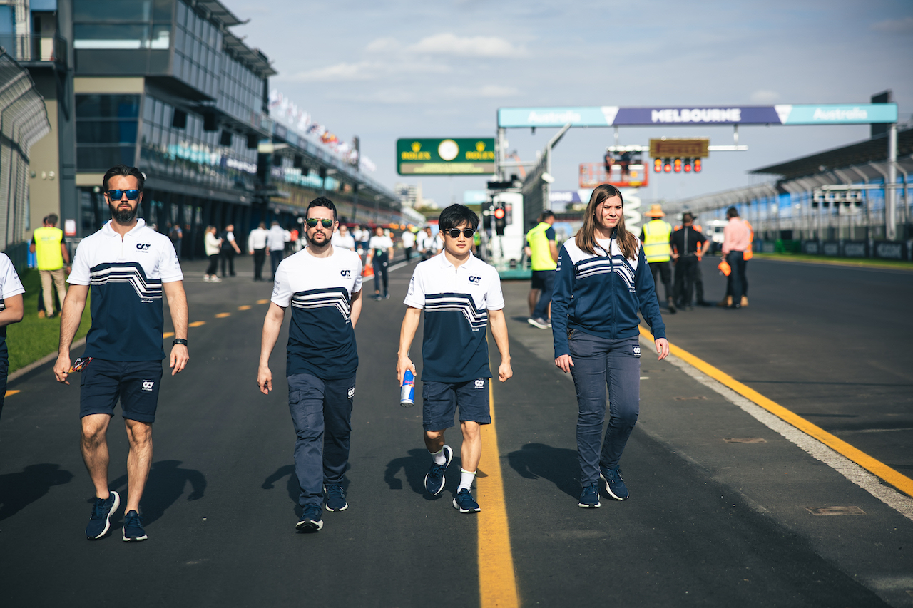 GP AUSTRALIA, Yuki Tsunoda (JPN) AlphaTauri walks the circuit with the team.
06.04.2022. Formula 1 World Championship, Rd 3, Australian Grand Prix, Albert Park, Melbourne, Australia, Preparation Day.
- www.xpbimages.com, EMail: requests@xpbimages.com © Copyright: Bearne / XPB Images
