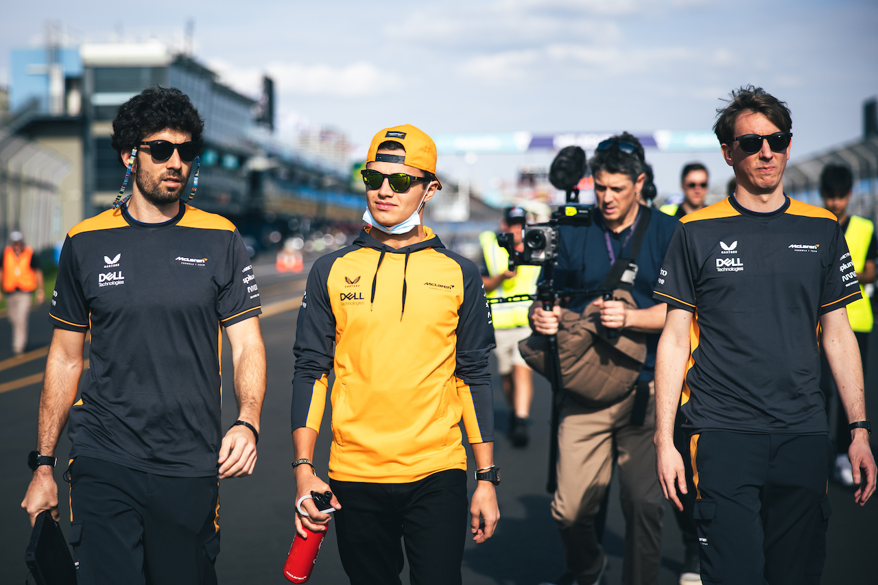 GP AUSTRALIA, Lando Norris (GBR) McLaren walks the circuit with the team.
06.04.2022. Formula 1 World Championship, Rd 3, Australian Grand Prix, Albert Park, Melbourne, Australia, Preparation Day.
- www.xpbimages.com, EMail: requests@xpbimages.com © Copyright: Bearne / XPB Images