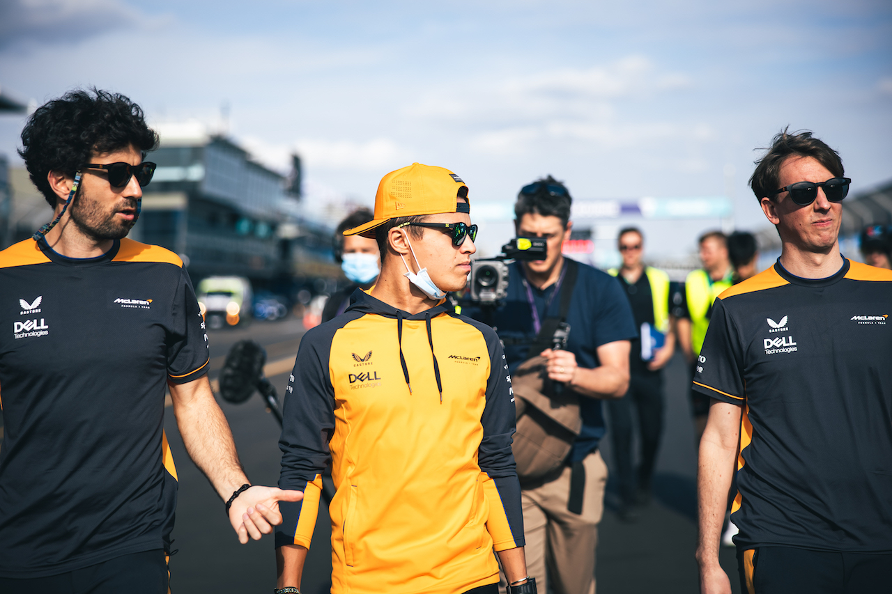 GP AUSTRALIA, Lando Norris (GBR) McLaren walks the circuit with the team.
06.04.2022. Formula 1 World Championship, Rd 3, Australian Grand Prix, Albert Park, Melbourne, Australia, Preparation Day.
- www.xpbimages.com, EMail: requests@xpbimages.com © Copyright: Bearne / XPB Images