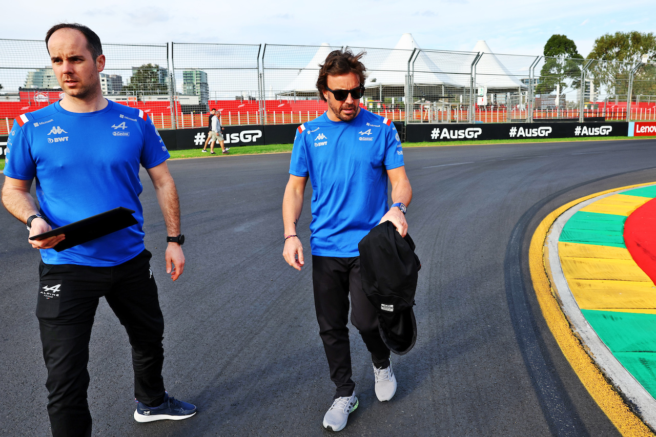GP AUSTRALIA, Fernando Alonso (ESP) Alpine F1 Team walks the circuit with Karel Loos (BEL) Alpine F1 Team Gara Engineer.
06.04.2022. Formula 1 World Championship, Rd 3, Australian Grand Prix, Albert Park, Melbourne, Australia, Preparation Day.
- www.xpbimages.com, EMail: requests@xpbimages.com © Copyright: Batchelor / XPB Images