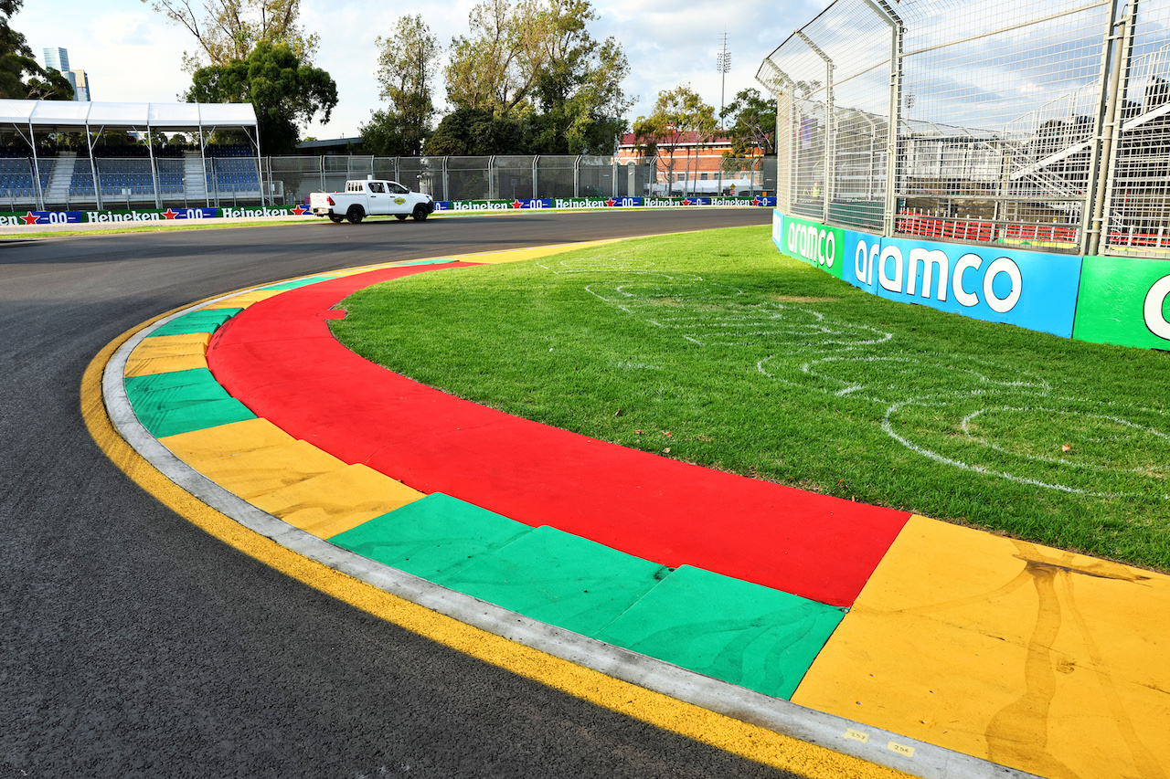 GP AUSTRALIA, Circuit Atmosfera - new kerb at turn 3.
06.04.2022. Formula 1 World Championship, Rd 3, Australian Grand Prix, Albert Park, Melbourne, Australia, Preparation Day.
- www.xpbimages.com, EMail: requests@xpbimages.com © Copyright: Batchelor / XPB Images