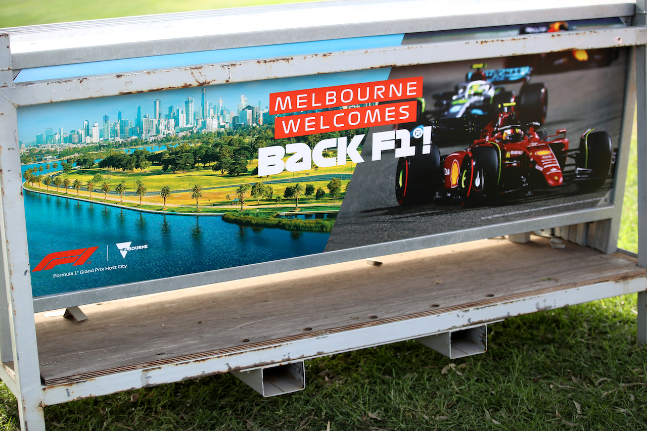 GP AUSTRALIA, Circuit Atmosfera - Welcome Back F1 Poster.
06.04.2022. Formula 1 World Championship, Rd 3, Australian Grand Prix, Albert Park, Melbourne, Australia, Preparation Day.
 - www.xpbimages.com, EMail: requests@xpbimages.com © Copyright: Coates / XPB Images