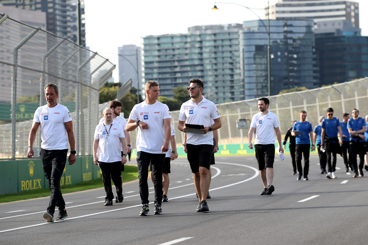GP AUSTRALIA, Mick Schumacher (GER) Haas F1 Team walks the circuit with the team.
06.04.2022. Formula 1 World Championship, Rd 3, Australian Grand Prix, Albert Park, Melbourne, Australia, Preparation Day.
 - www.xpbimages.com, EMail: requests@xpbimages.com © Copyright: Coates / XPB Images