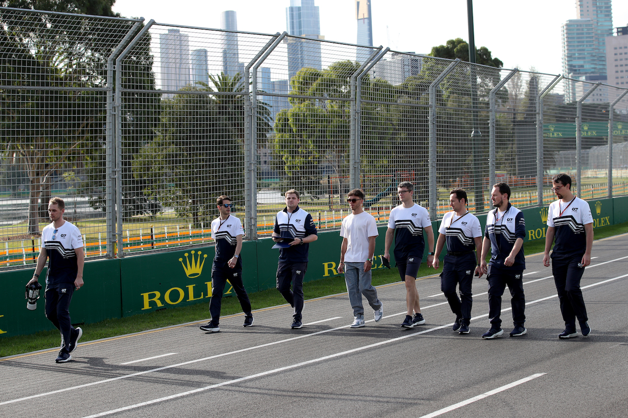 GP AUSTRALIA, Pierre Gasly (FRA) AlphaTauri walks the circuit with the team.
06.04.2022. Formula 1 World Championship, Rd 3, Australian Grand Prix, Albert Park, Melbourne, Australia, Preparation Day.
 - www.xpbimages.com, EMail: requests@xpbimages.com © Copyright: Coates / XPB Images