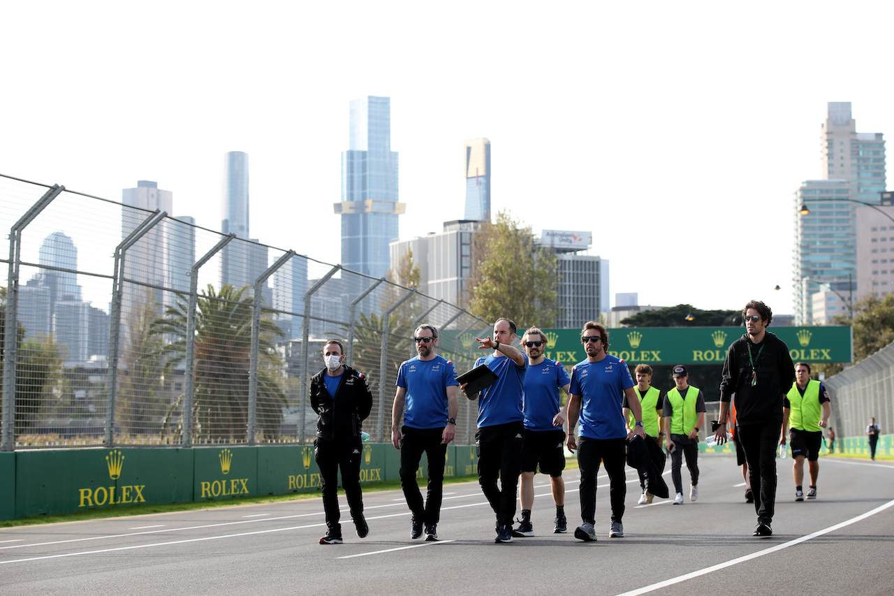 GP AUSTRALIA, Fernando Alonso (ESP) Alpine F1 Team walks the circuit with the team.
06.04.2022. Formula 1 World Championship, Rd 3, Australian Grand Prix, Albert Park, Melbourne, Australia, Preparation Day.
 - www.xpbimages.com, EMail: requests@xpbimages.com © Copyright: Coates / XPB Images