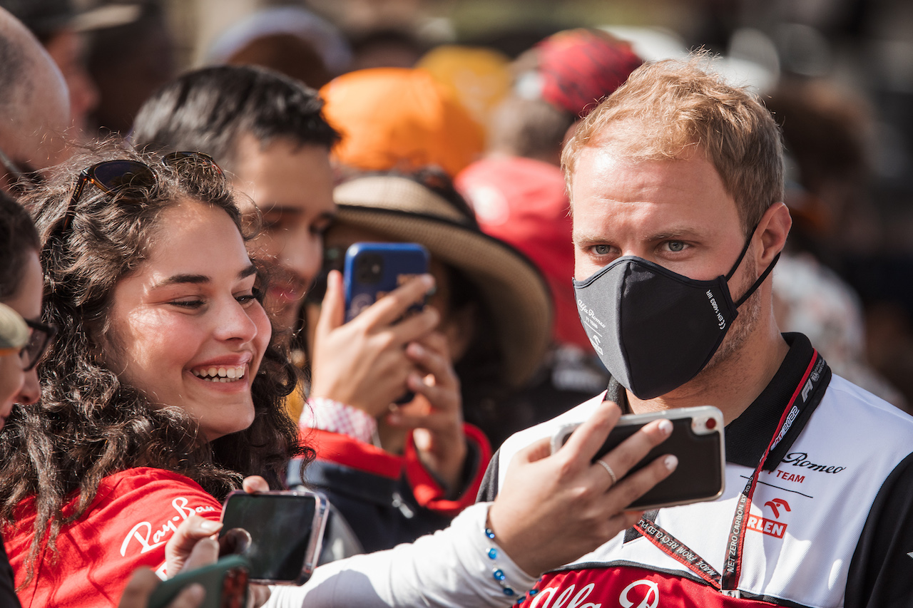 GP AUSTRALIA, Valtteri Bottas (FIN) Alfa Romeo F1 Team with fans.
07.04.2022. Formula 1 World Championship, Rd 3, Australian Grand Prix, Albert Park, Melbourne, Australia, Preparation Day.
- www.xpbimages.com, EMail: requests@xpbimages.com © Copyright: Bearne / XPB Images
