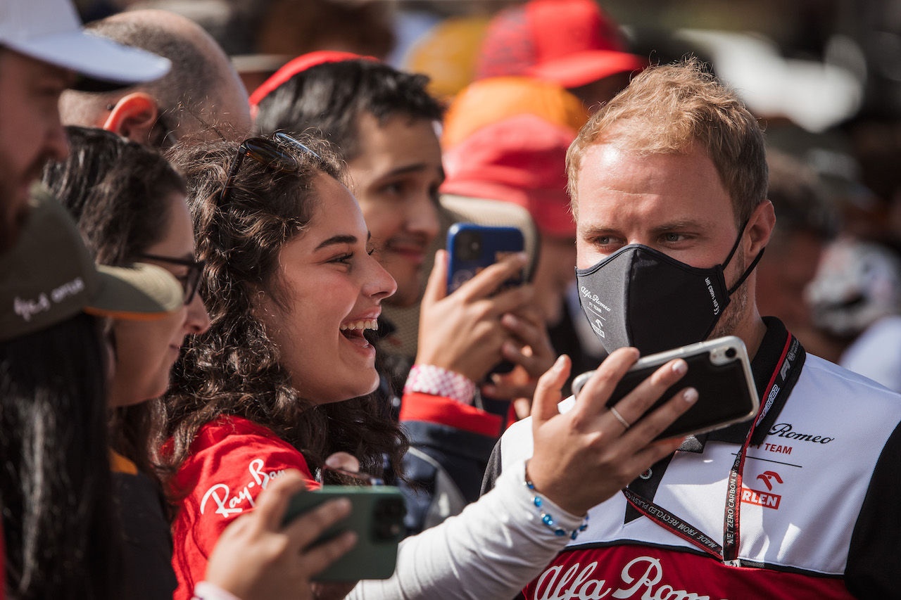 GP AUSTRALIA, Valtteri Bottas (FIN) Alfa Romeo F1 Team with fans.
07.04.2022. Formula 1 World Championship, Rd 3, Australian Grand Prix, Albert Park, Melbourne, Australia, Preparation Day.
- www.xpbimages.com, EMail: requests@xpbimages.com © Copyright: Bearne / XPB Images