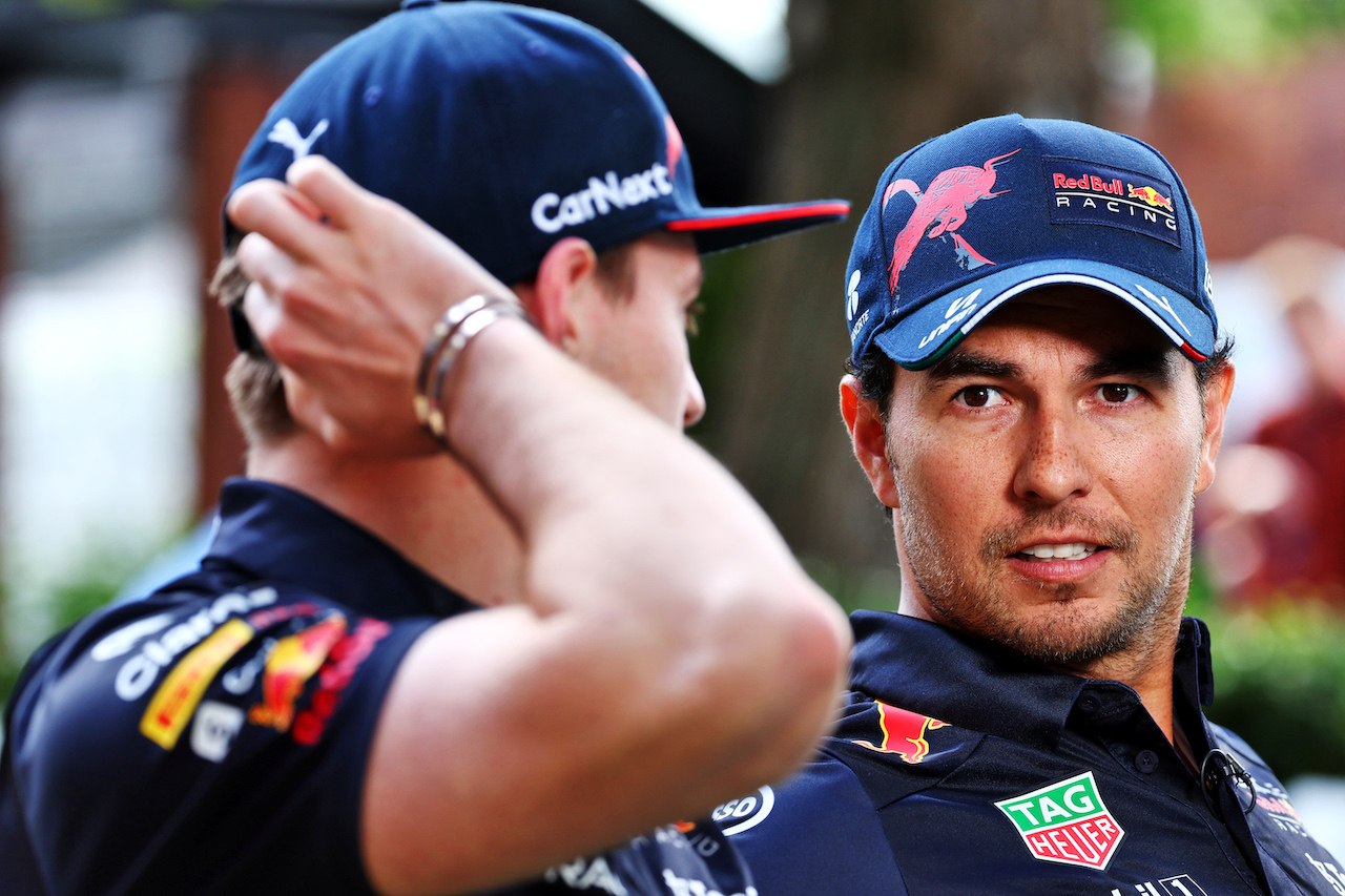 GP AUSTRALIA, Sergio Perez (MEX) Red Bull Racing with team mate Max Verstappen (NLD) Red Bull Racing.
07.04.2022. Formula 1 World Championship, Rd 3, Australian Grand Prix, Albert Park, Melbourne, Australia, Preparation Day.
- www.xpbimages.com, EMail: requests@xpbimages.com © Copyright: Batchelor / XPB Images