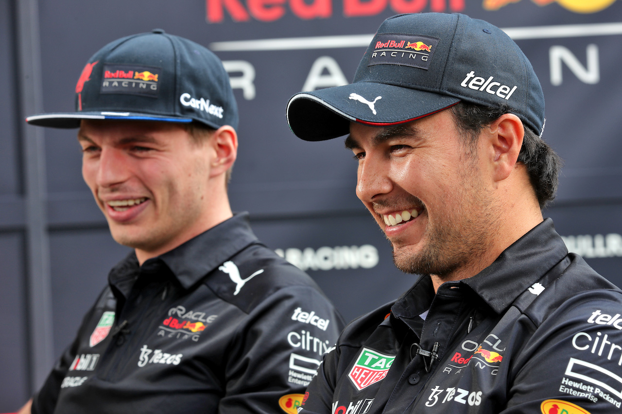 GP AUSTRALIA, Sergio Perez (MEX) Red Bull Racing e Max Verstappen (NLD) Red Bull Racing.
07.04.2022. Formula 1 World Championship, Rd 3, Australian Grand Prix, Albert Park, Melbourne, Australia, Preparation Day.
 - www.xpbimages.com, EMail: requests@xpbimages.com © Copyright: Coates / XPB Images