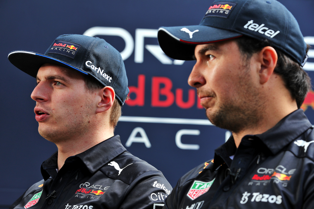 GP AUSTRALIA, (L to R): Max Verstappen (NLD) Red Bull Racing with Sergio Perez (MEX) Red Bull Racing.
07.04.2022. Formula 1 World Championship, Rd 3, Australian Grand Prix, Albert Park, Melbourne, Australia, Preparation Day.
 - www.xpbimages.com, EMail: requests@xpbimages.com © Copyright: Coates / XPB Images