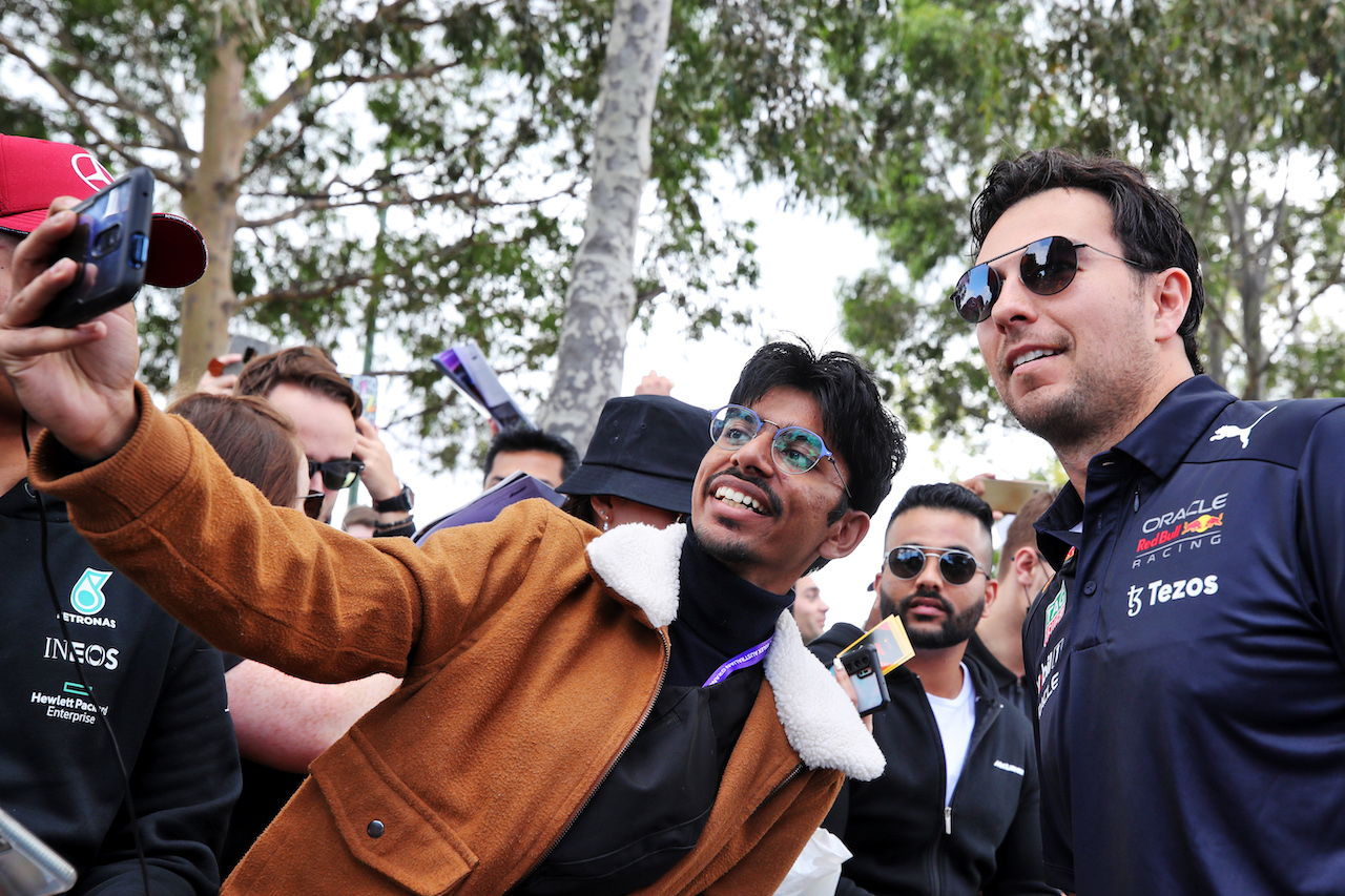 GP AUSTRALIA, Sergio Perez (MEX) Red Bull Racing with fans.
07.04.2022. Formula 1 World Championship, Rd 3, Australian Grand Prix, Albert Park, Melbourne, Australia, Preparation Day.
 - www.xpbimages.com, EMail: requests@xpbimages.com © Copyright: Coates / XPB Images