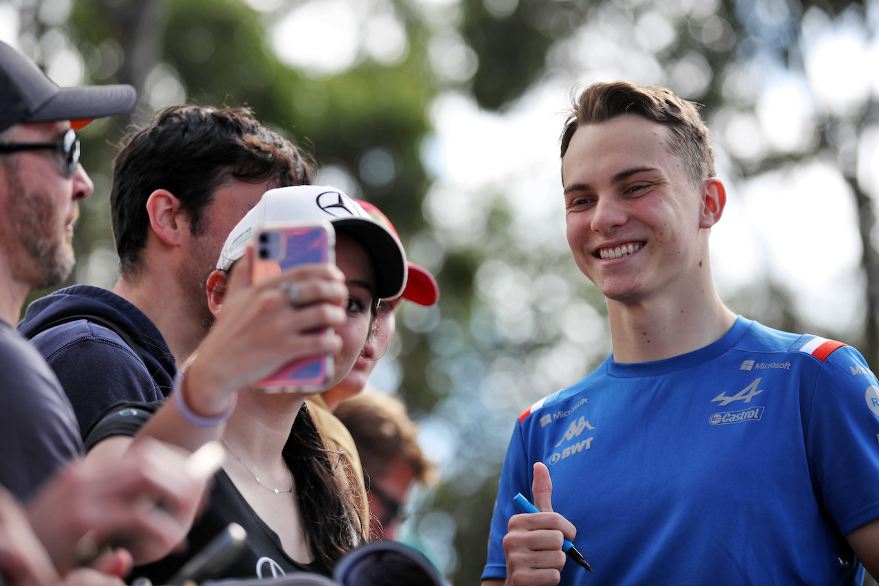 GP AUSTRALIA, Oscar Piastri (AUS) Alpine F1 Team Reserve Driver with fans.
07.04.2022. Formula 1 World Championship, Rd 3, Australian Grand Prix, Albert Park, Melbourne, Australia, Preparation Day.
 - www.xpbimages.com, EMail: requests@xpbimages.com © Copyright: Coates / XPB Images