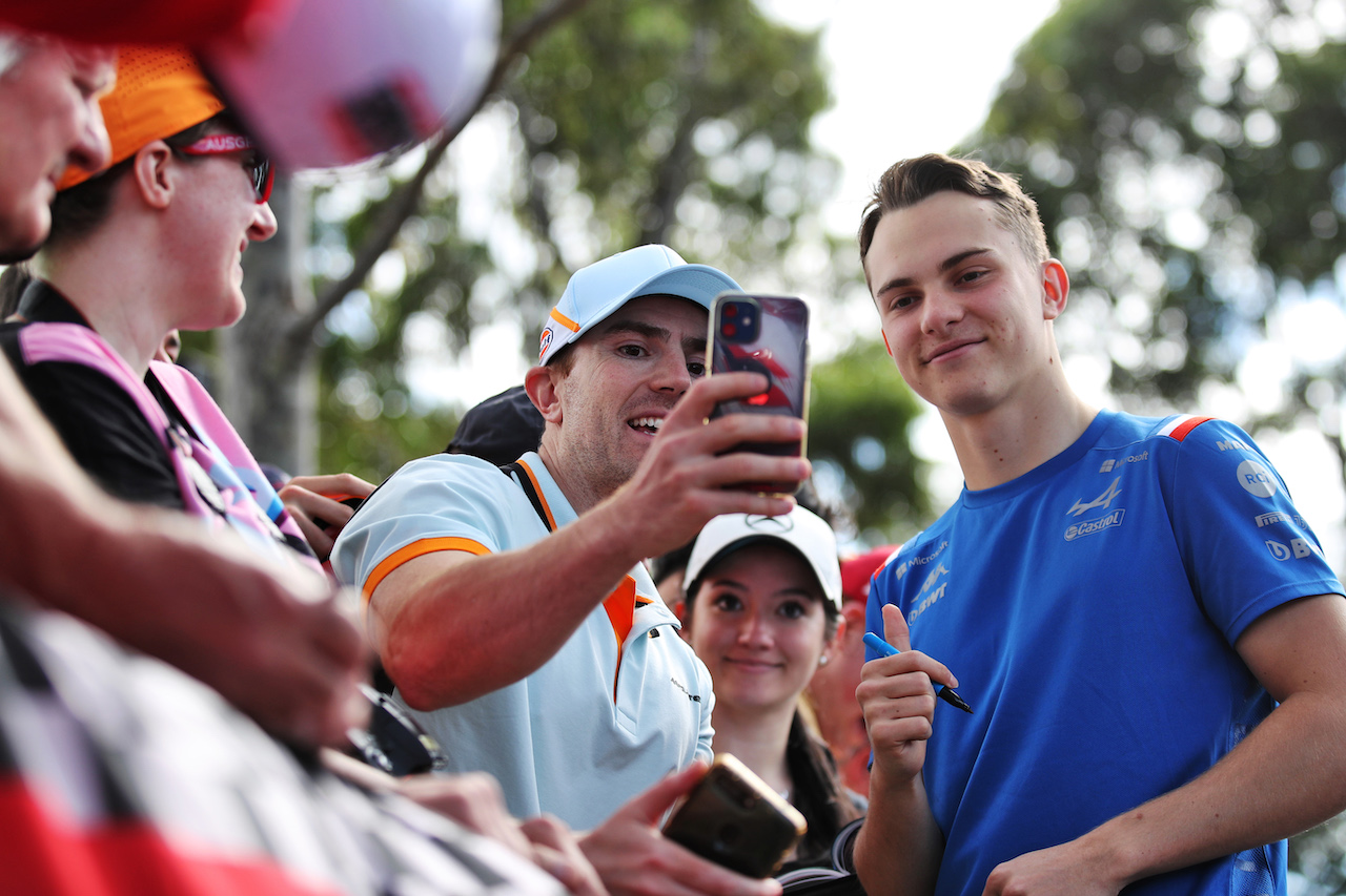 GP AUSTRALIA, Oscar Piastri (AUS) Alpine F1 Team Reserve Driver with fans.
07.04.2022. Formula 1 World Championship, Rd 3, Australian Grand Prix, Albert Park, Melbourne, Australia, Preparation Day.
 - www.xpbimages.com, EMail: requests@xpbimages.com © Copyright: Coates / XPB Images