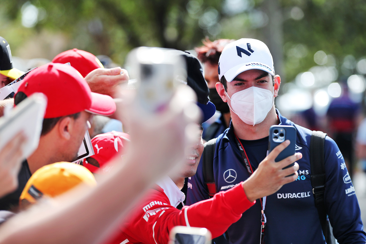 GP AUSTRALIA, Nicholas Latifi (CDN) Williams Racing with fans.
07.04.2022. Formula 1 World Championship, Rd 3, Australian Grand Prix, Albert Park, Melbourne, Australia, Preparation Day.
 - www.xpbimages.com, EMail: requests@xpbimages.com © Copyright: Coates / XPB Images