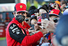 GP AUSTRALIA, Carlos Sainz Jr (ESP) Ferrari with fans.
07.04.2022. Formula 1 World Championship, Rd 3, Australian Grand Prix, Albert Park, Melbourne, Australia, Preparation Day.
 - www.xpbimages.com, EMail: requests@xpbimages.com © Copyright: Coates / XPB Images