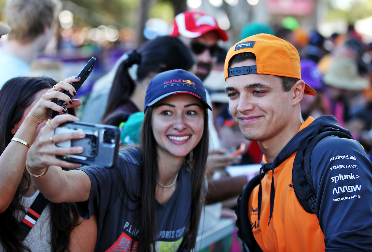 GP AUSTRALIA, Lando Norris (GBR) McLaren with fans.
09.04.2022. Formula 1 World Championship, Rd 3, Australian Grand Prix, Albert Park, Melbourne, Australia, Qualifiche Day.
 - www.xpbimages.com, EMail: requests@xpbimages.com © Copyright: Coates / XPB Images