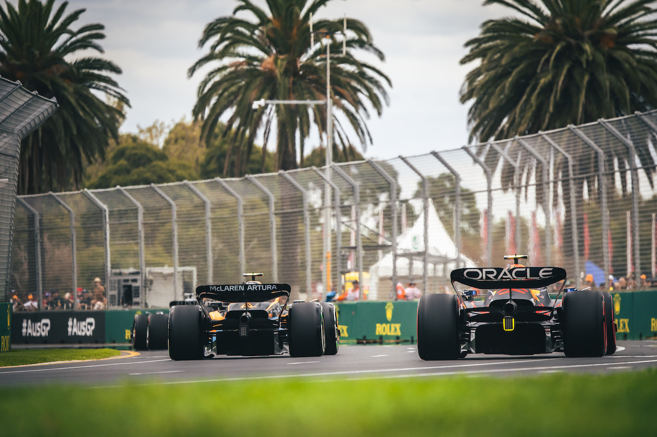 GP AUSTRALIA, (L to R): Lando Norris (GBR) McLaren MCL36 e Sergio Perez (MEX) Red Bull Racing RB18.
09.04.2022. Formula 1 World Championship, Rd 3, Australian Grand Prix, Albert Park, Melbourne, Australia, Qualifiche Day.
- www.xpbimages.com, EMail: requests@xpbimages.com © Copyright: Bearne / XPB Images
