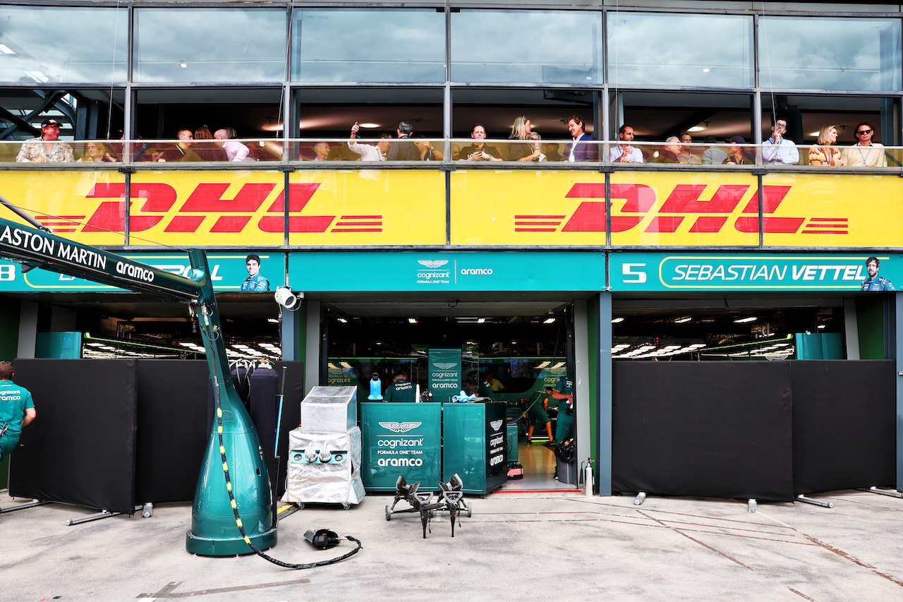 GP AUSTRALIA, Screens across the Aston Martin F1 Team pit garages before qualifying after Lance Stroll (CDN) e Sebastian Vettel (GER) crashed in the third practice session.
09.04.2022. Formula 1 World Championship, Rd 3, Australian Grand Prix, Albert Park, Melbourne, Australia, Qualifiche Day.
- www.xpbimages.com, EMail: requests@xpbimages.com © Copyright: Batchelor / XPB Images