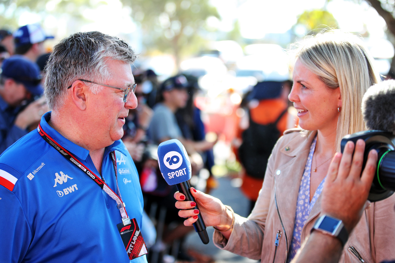 GP AUSTRALIA, Otmar Szafnauer (USA) Alpine F1 Team, Team Principal with Rosanna Tennant (GBR) F1 Presenter.
09.04.2022. Formula 1 World Championship, Rd 3, Australian Grand Prix, Albert Park, Melbourne, Australia, Qualifiche Day.
 - www.xpbimages.com, EMail: requests@xpbimages.com © Copyright: Coates / XPB Images