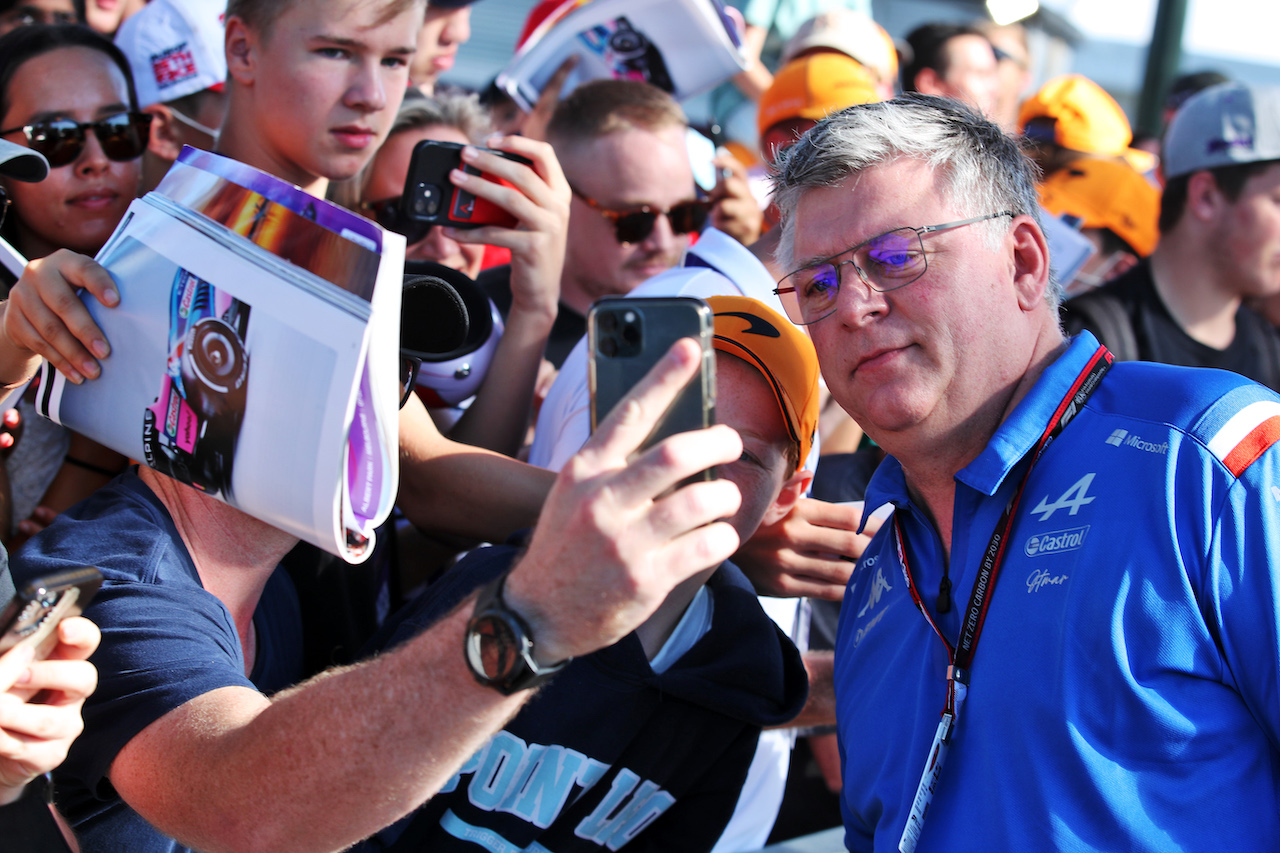GP AUSTRALIA, Otmar Szafnauer (USA) Alpine F1 Team, Team Principal with fans.
09.04.2022. Formula 1 World Championship, Rd 3, Australian Grand Prix, Albert Park, Melbourne, Australia, Qualifiche Day.
 - www.xpbimages.com, EMail: requests@xpbimages.com © Copyright: Coates / XPB Images